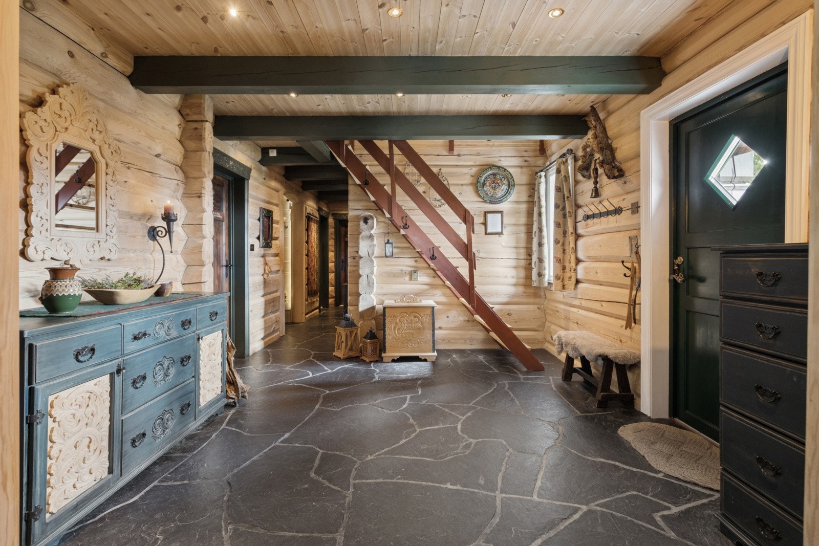 Med en gang du kommer innenfor døren merker du hytta sin lune og fantastiske atmosfære med sine tømmervegger og samstemte preg Galleribilde