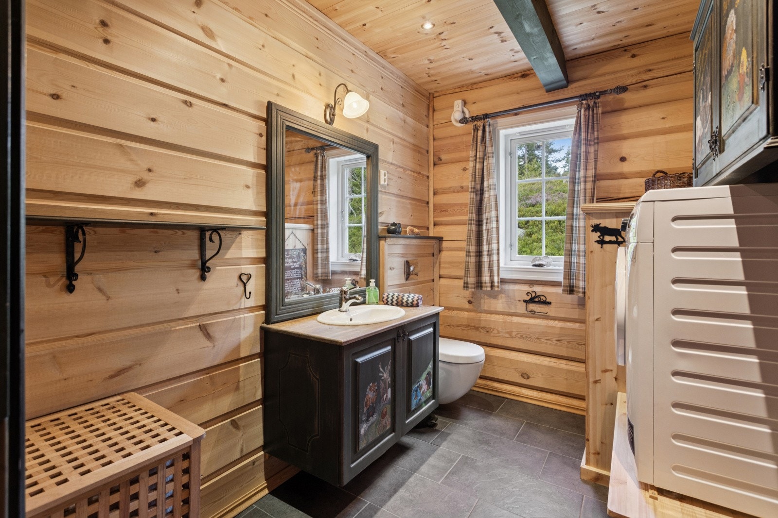 Hytta har et praktisk og fint vaskerom som er klargjort til å sette inn dusjkabinett for bad nr 2. I dag har rommet baderomsinnredning og vegghengt wc. Galleribilde