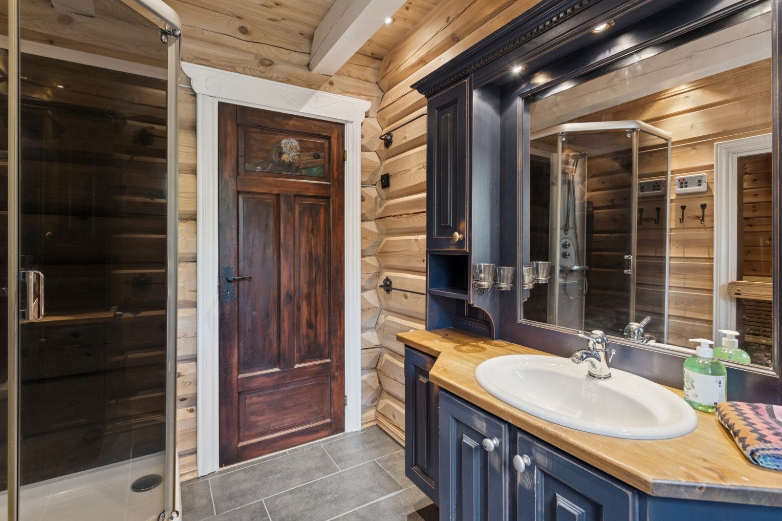 Badet med badstue er godt plassert i hytta og her er det en romslig innredning i heltre, vegghengt wc og dusjkabinett. . Galleribilde