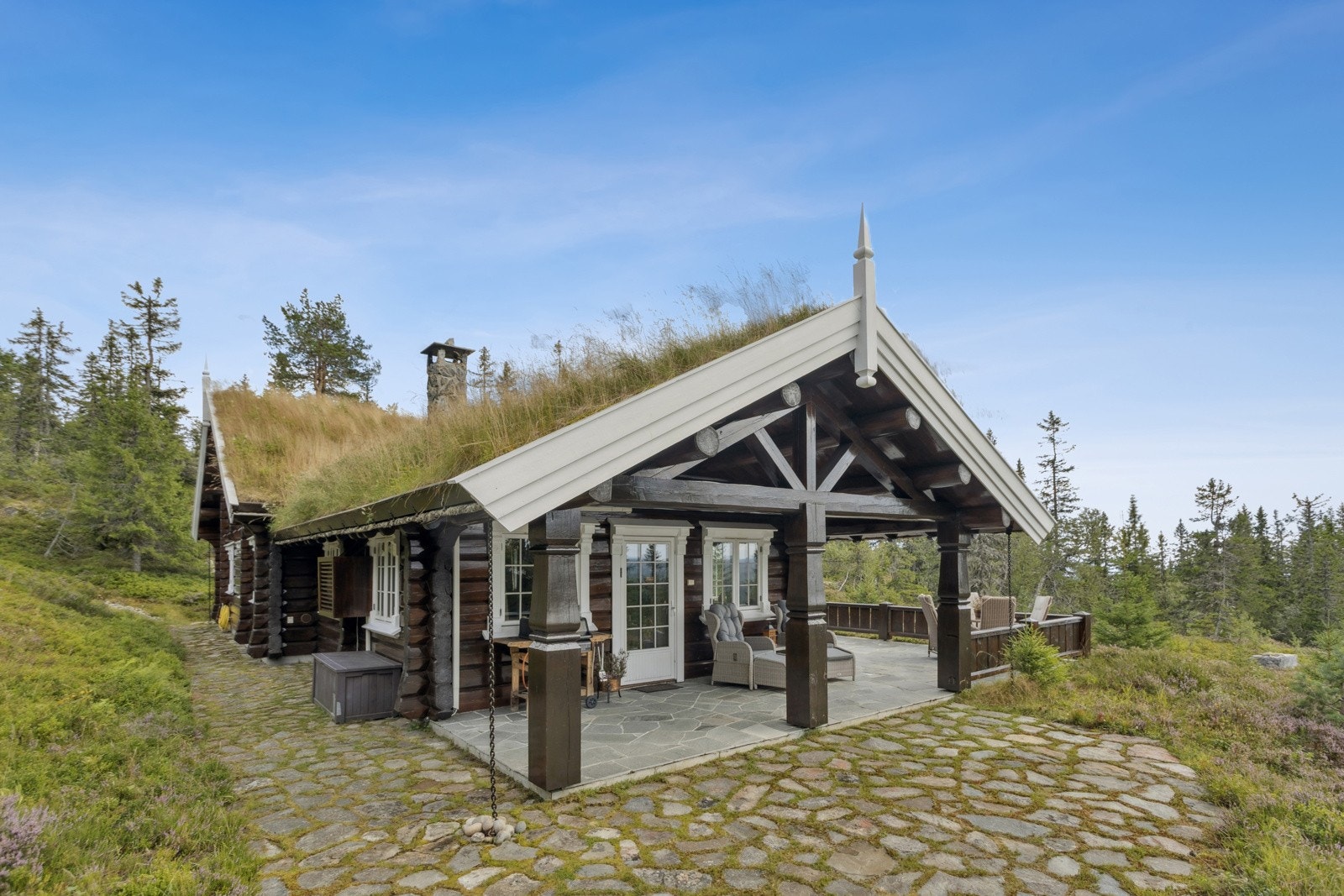 Hytta har et flott og pent særpreg i tømmer og oppleves som svært godt ivaretatt. Galleribilde