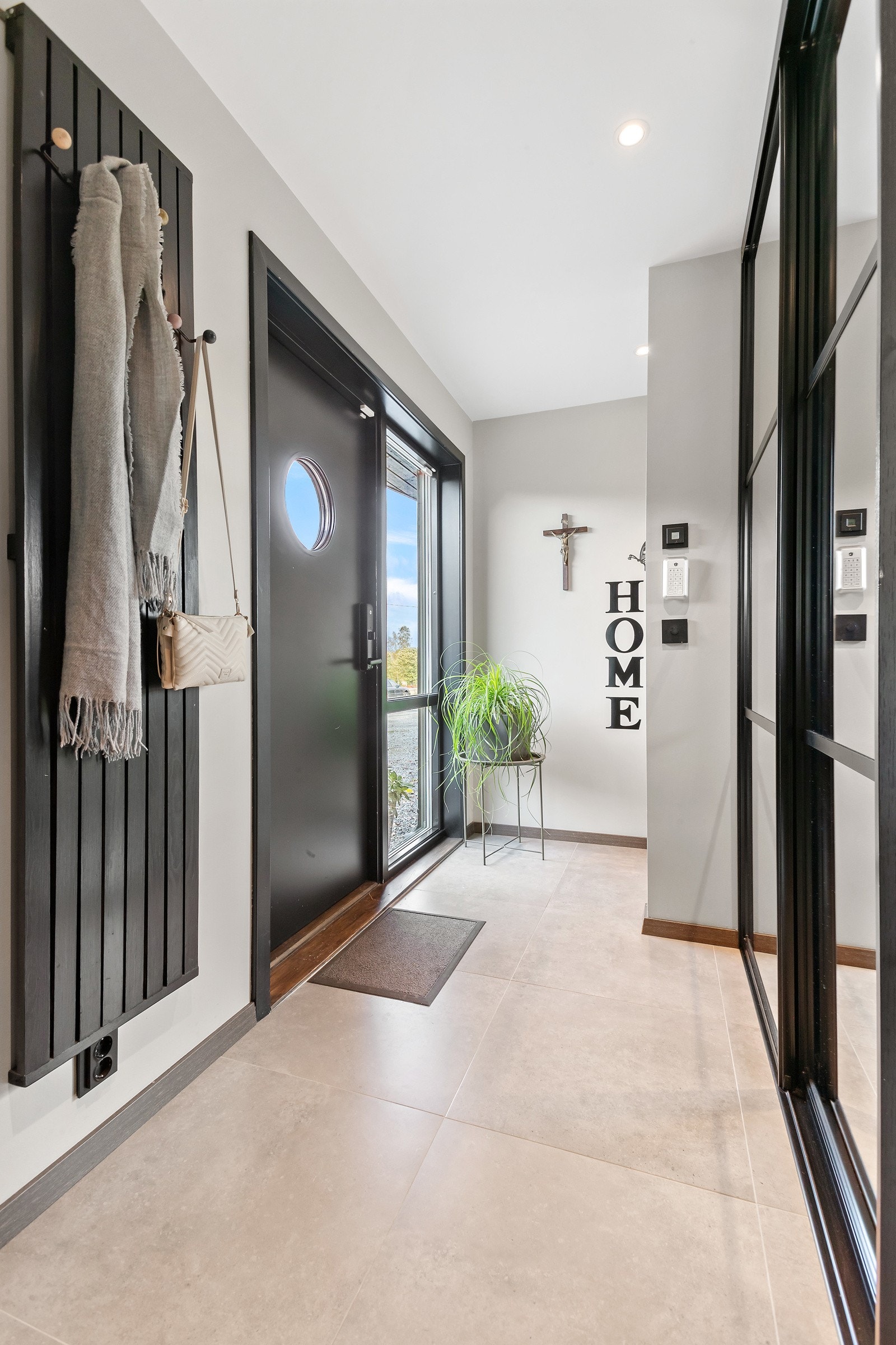 Romslig og trivelig gang. Garderobe med speil Galleribilde