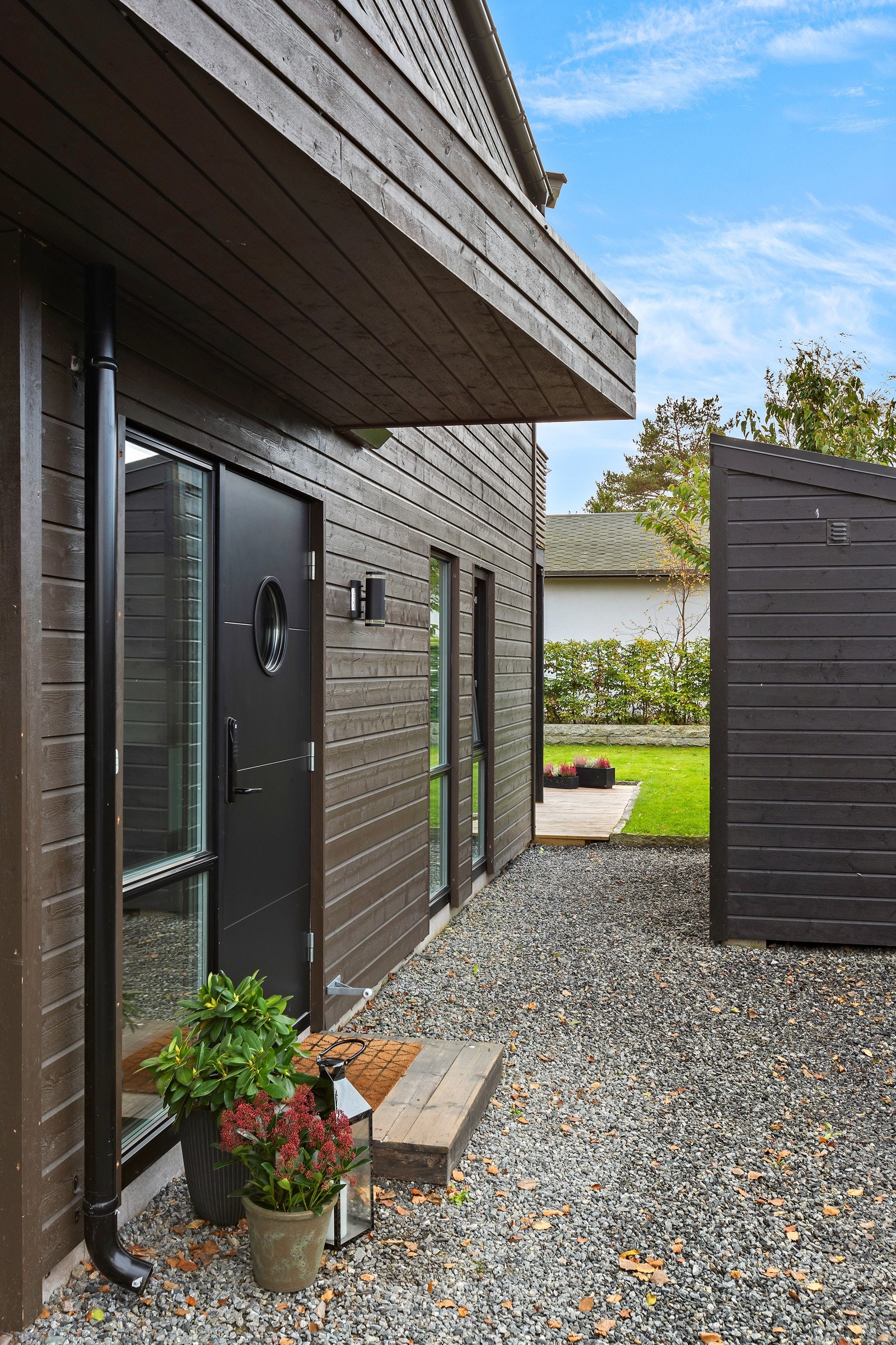 Inngangside med utvendig bod Galleribilde