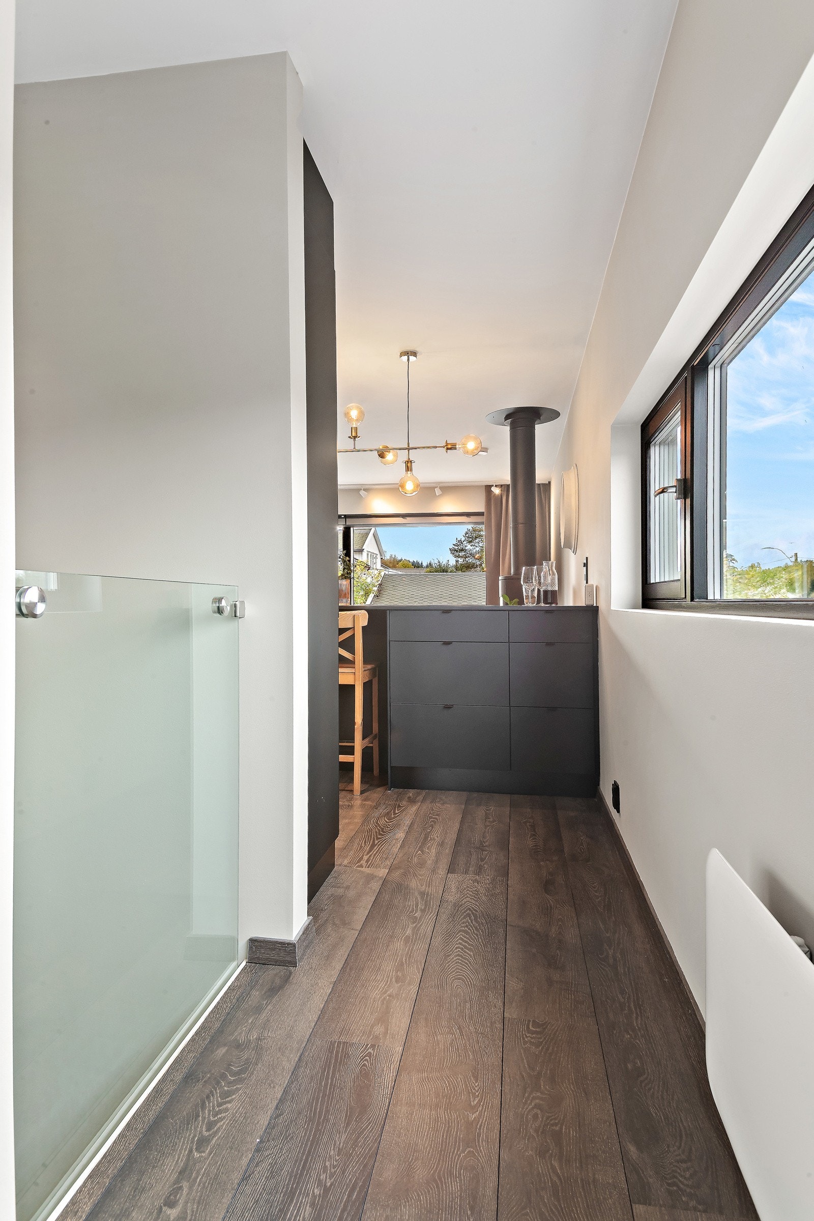 Glassfelt sprer lyset fint mellom etasjene Galleribilde