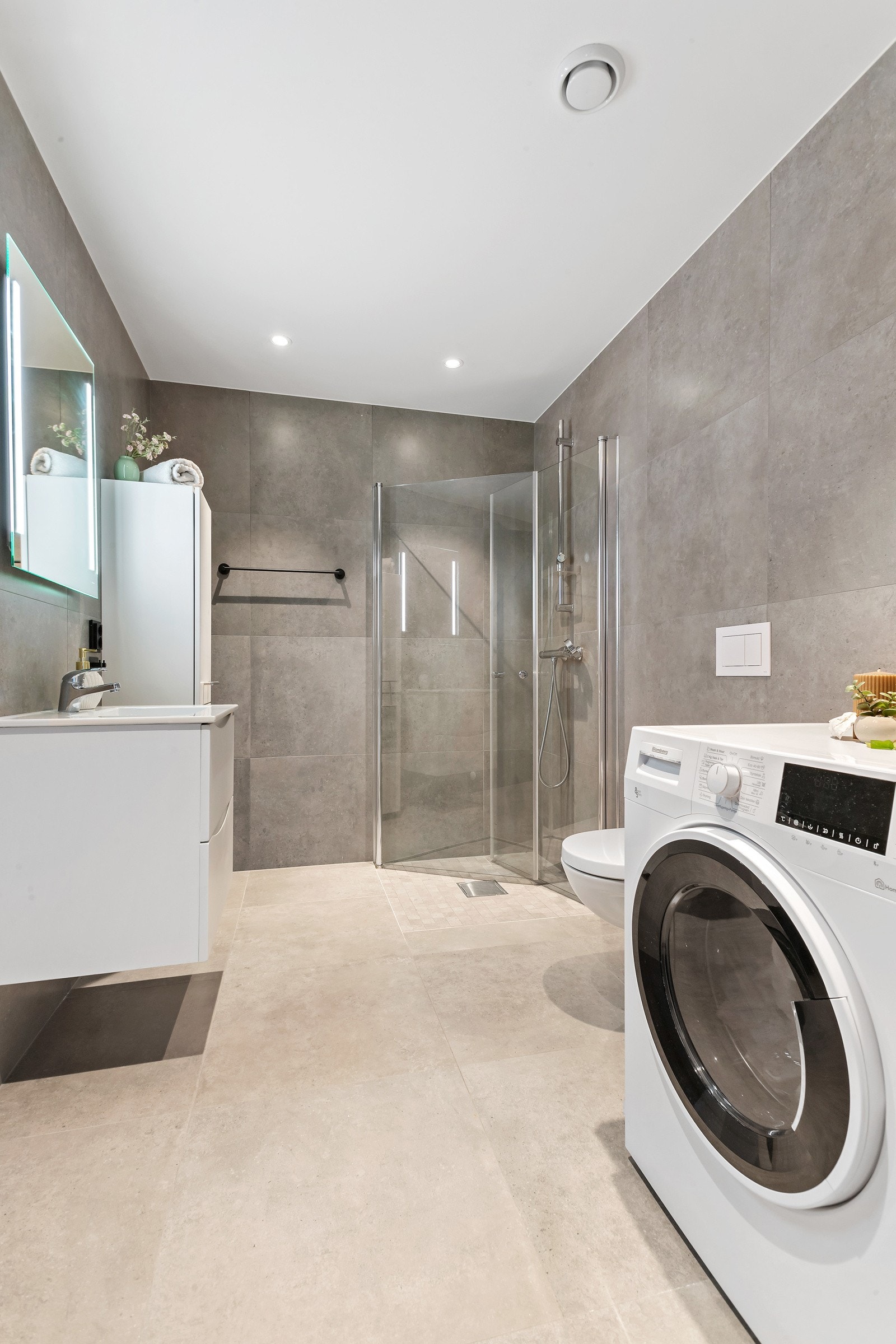 Bad 1. etasje her med opplegg for vaskemaskin og tørketrommel Galleribilde