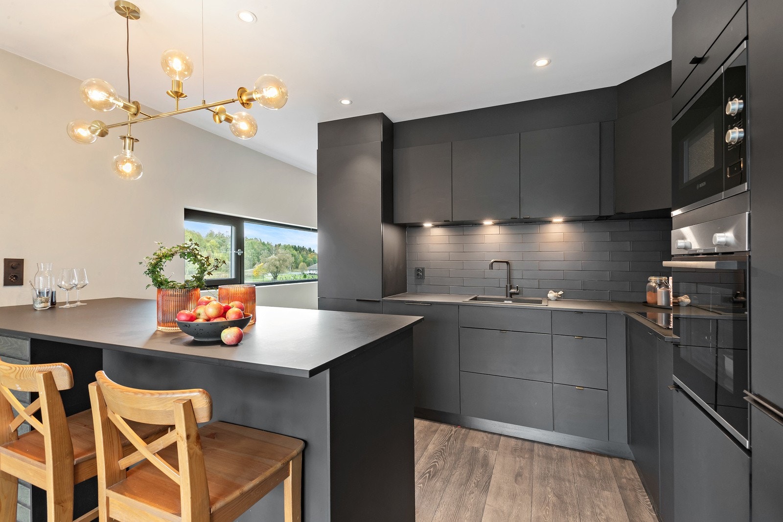 Stilfullt kjøkken fra leverandøren Kvik med integrerte hvitevarer. Øyløsning Galleribilde