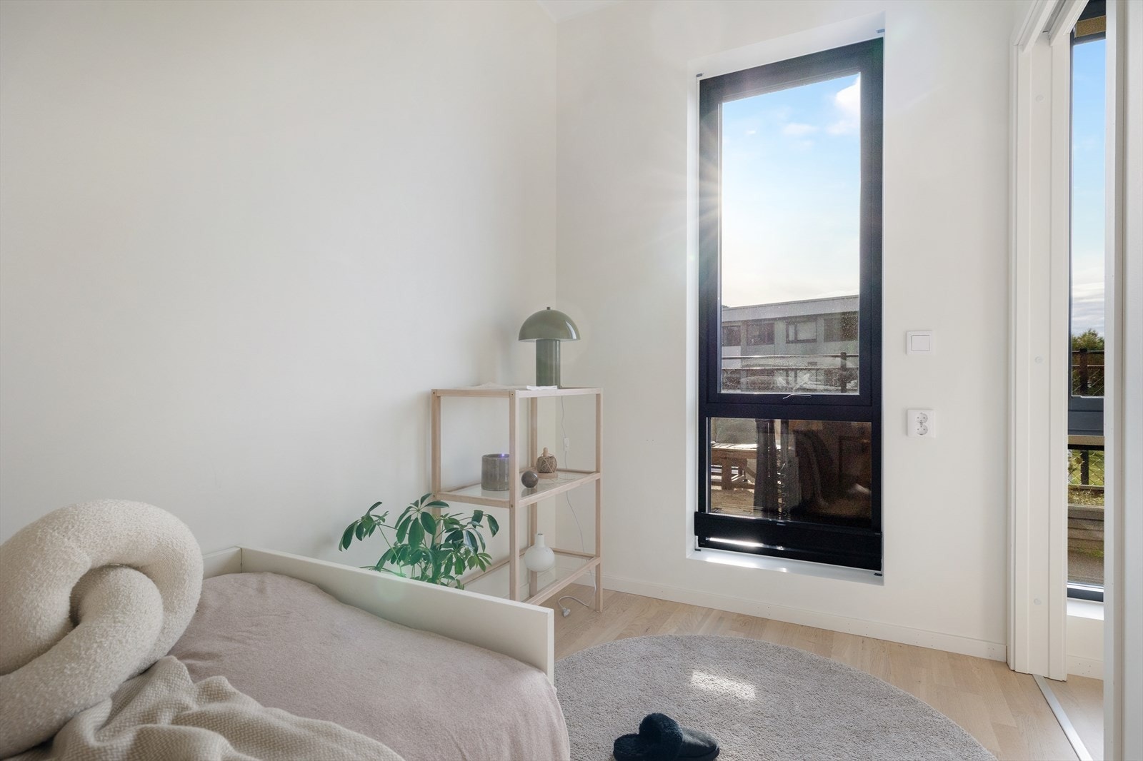 Med tilkomst fra stuen kommer du til boligens første soverom. Galleribilde