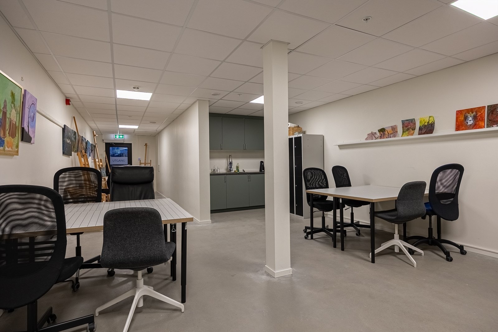Hobbyrommet er romslig med eget lite kjøkken og god plass til å utfolde seg med annet håndarbeid også. Galleribilde