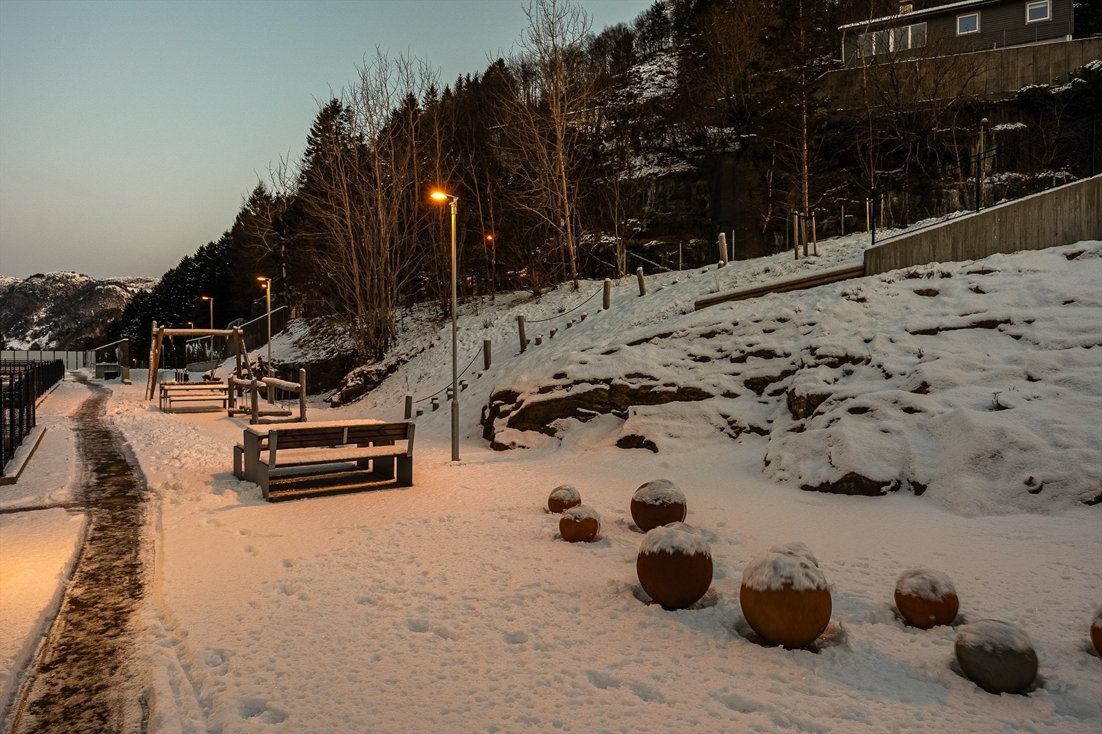 Borettslaget har hele to lekeplasser, en på byggets fremside og en på baksiden med klatrepark. Galleribilde