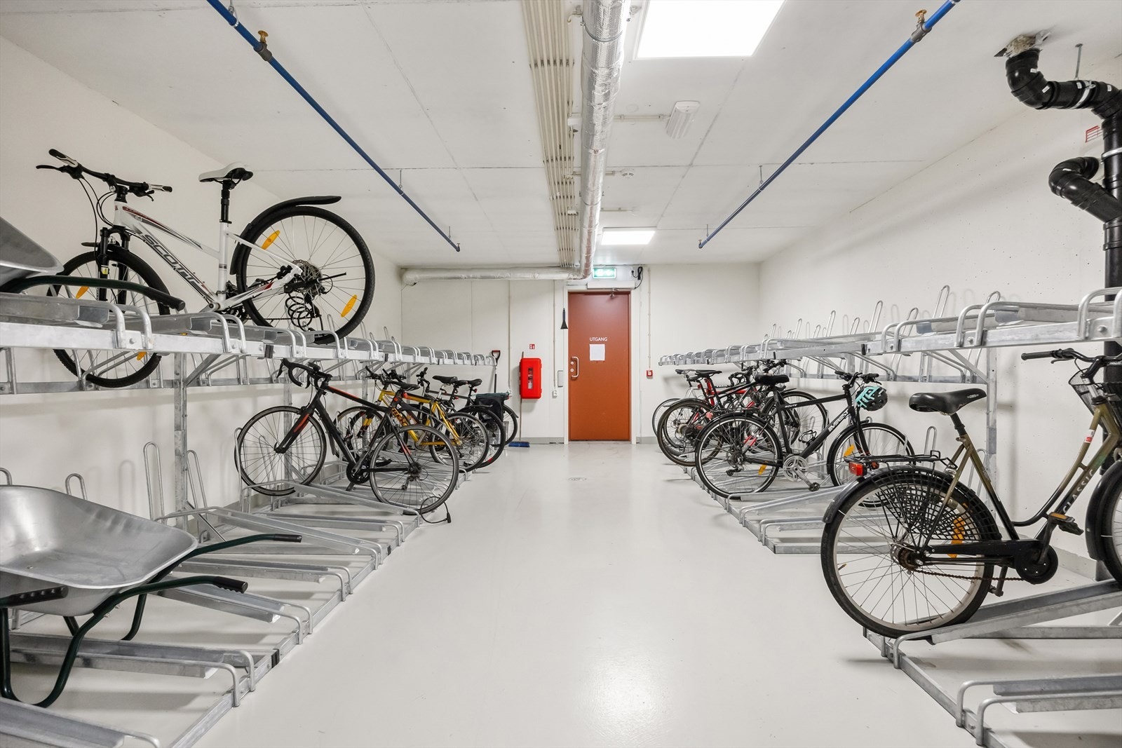 Borettslaget har flere sykkelparkeringer, og har enkel tilkomst fra gateplan og leilighet. Galleribilde