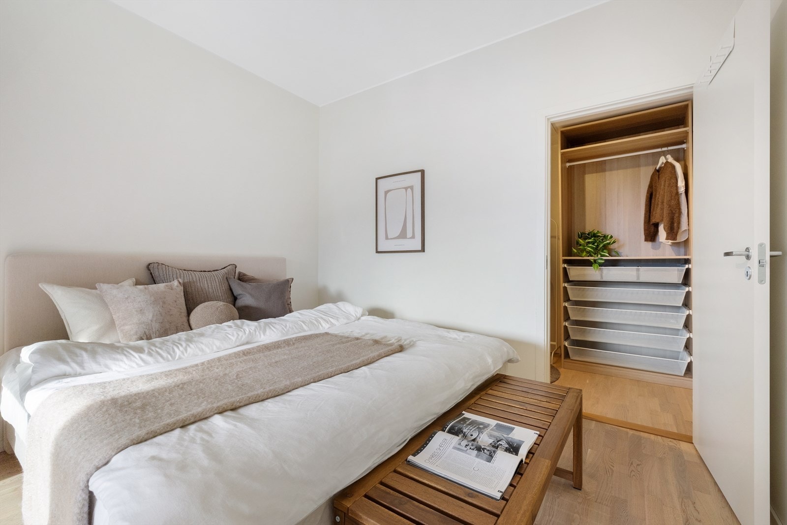 Hovedsoverommet er på ca. 10 kvm med egen romslig walk-in garderobe. Galleribilde