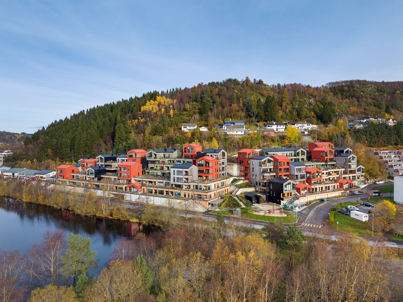 Borettslaget ligger fint i terrenget omringet av flotte grøntområder. Borettslaget er godt veldrevet med god økonomi. Galleribilde