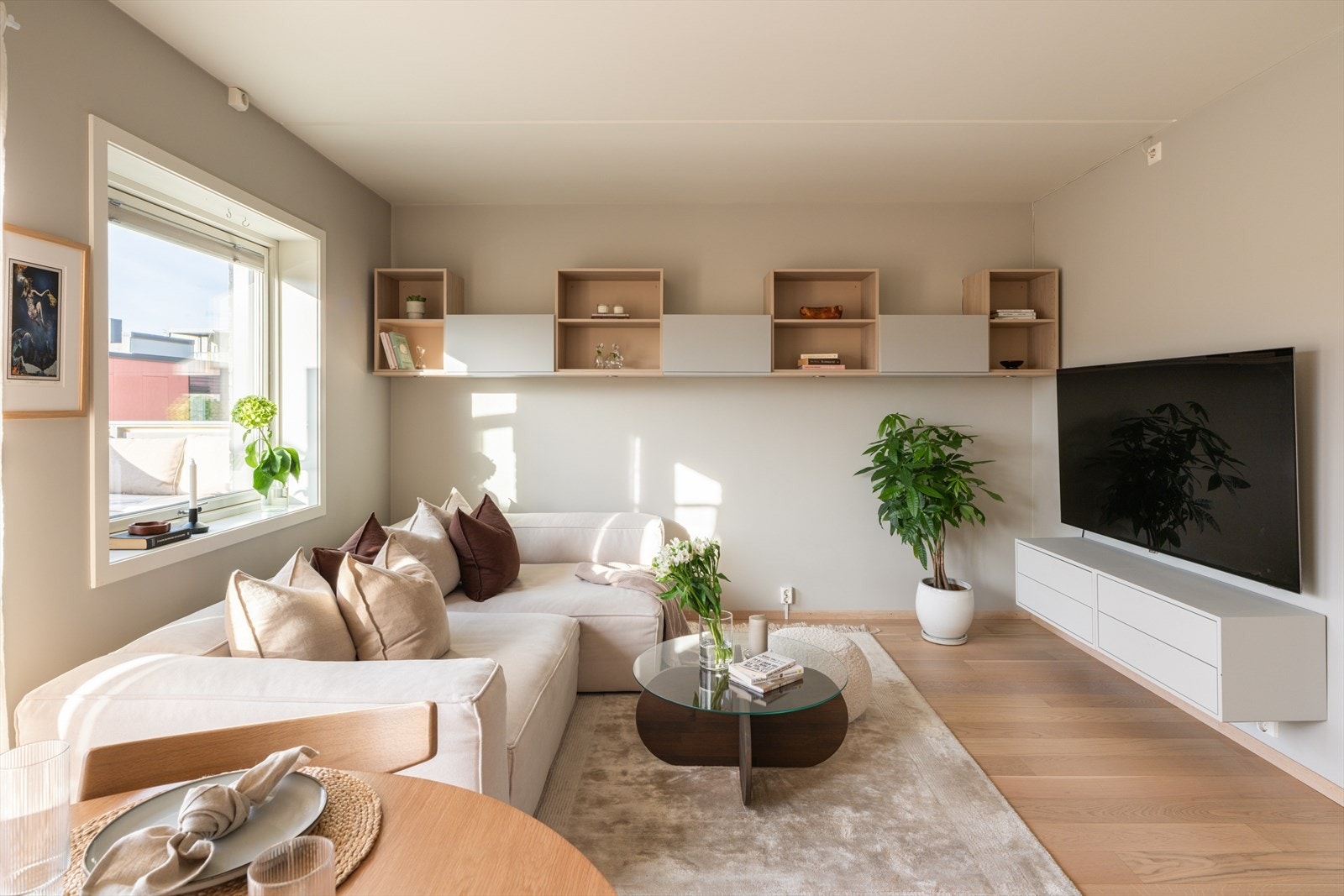 Verdt å merke seg: enstavs parkett, balansert ventilasjon og oppvarming fra vannbåren varme tilknyttet radiatorer. Galleribilde