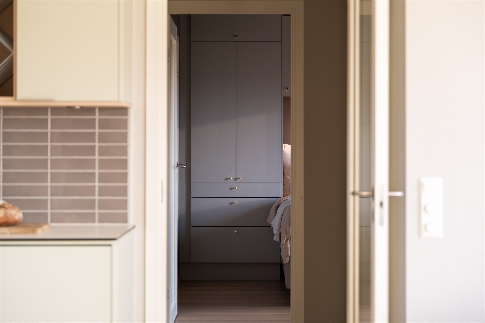 Fra entrén er det adkomst til et delikat soverom. Galleribilde