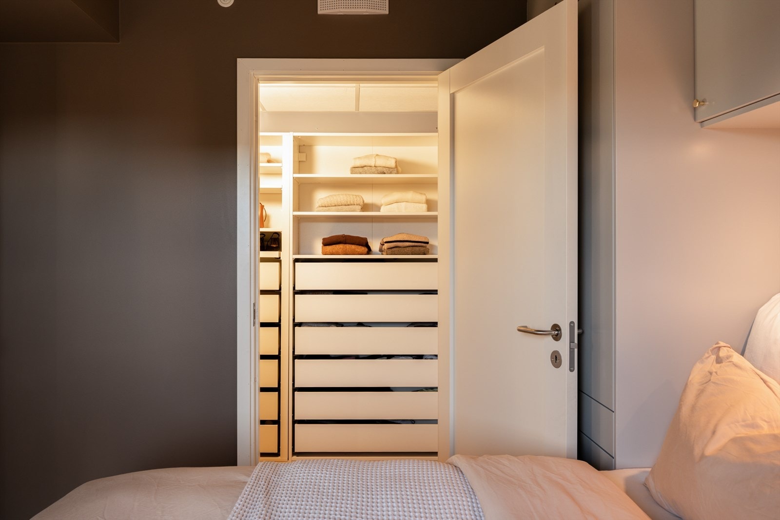 I tillegg er det adkomst til en bod som er innredet som et walk-in. Galleribilde