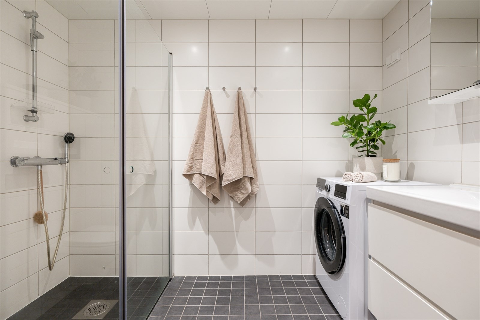 Delikat og flislagt bad med gulvvarme og opplegg til vaskemaskin. Galleribilde