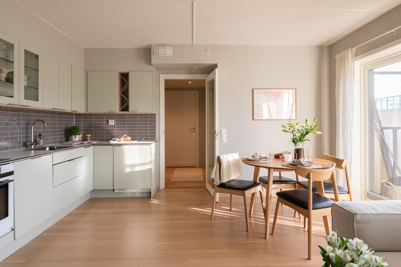 Delikate farger og tidløse kvaliteter kombinert med fantastiske lysforhold fra store vindusflater. Galleribilde