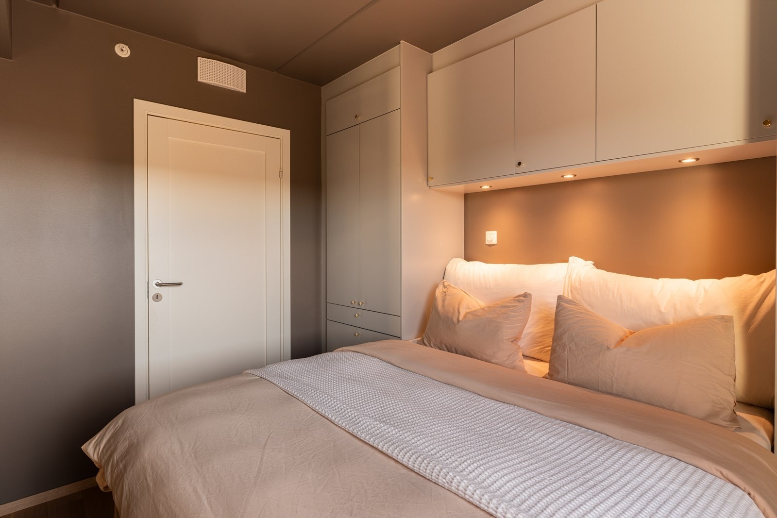 Praktiske overbygde skapløsninger som utnytter takhøyden. Galleribilde