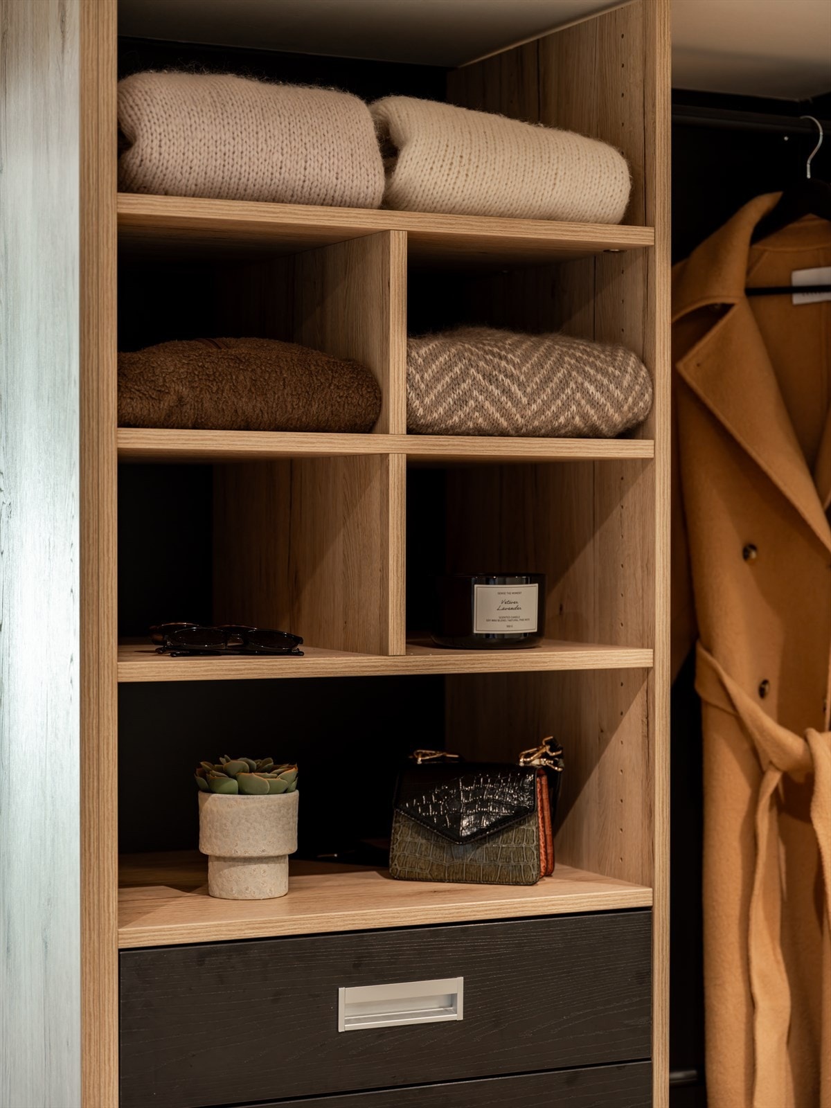 Pen og praktisk garderobeløsning for oppbevaring av yttertøy, sko og diverse. Galleribilde