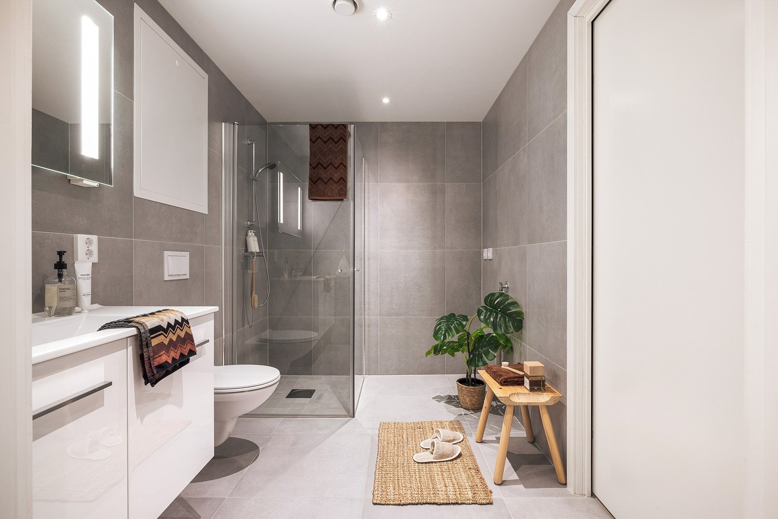 Badet har varme i gulv. | Merk de lekre 60x60 flisene! Galleribilde