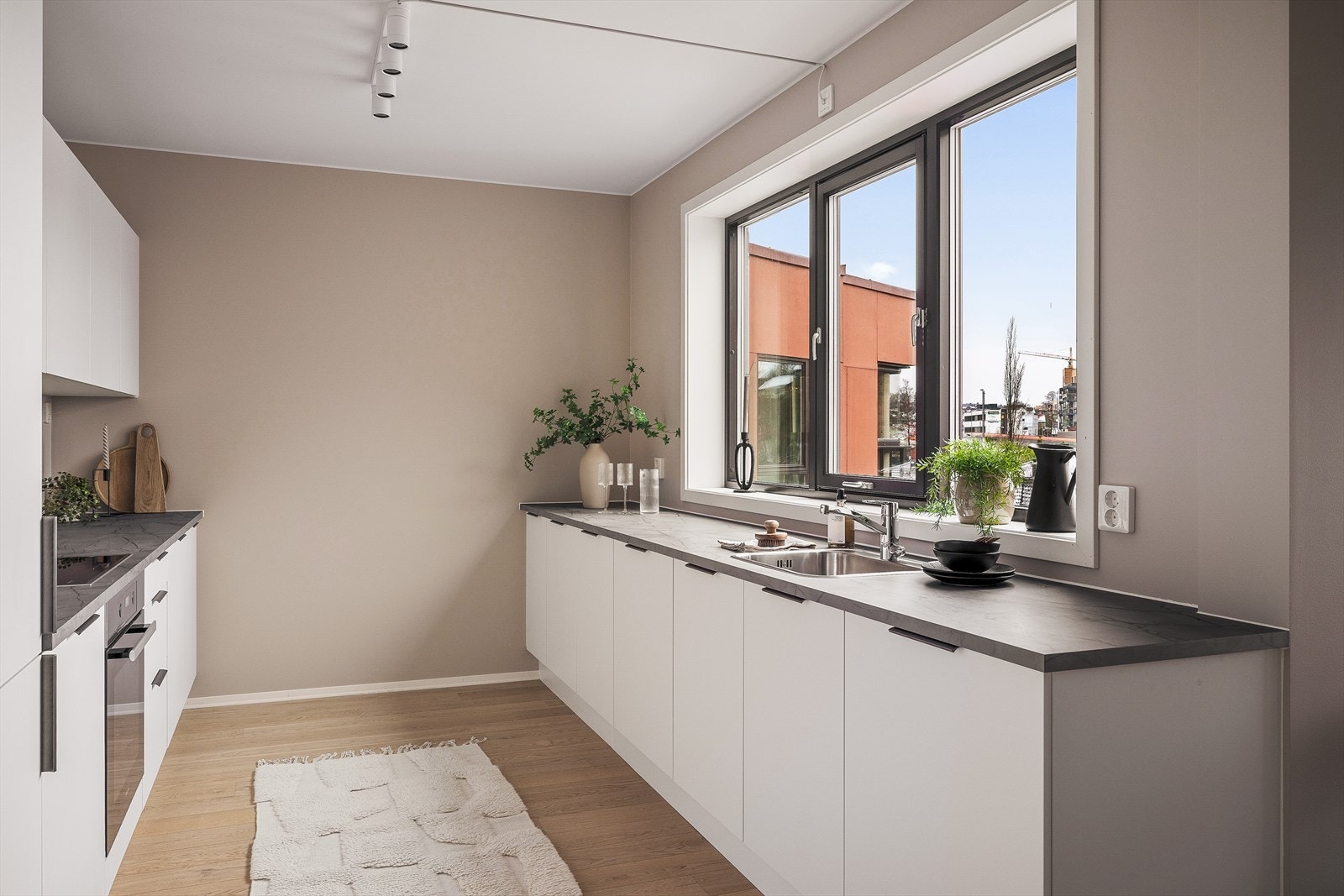 Det stilfulle kjøkkenet har godt med benke og oppbevaringsplass | Hvitevarer er levert fra kvalitetsmerket Miele . Galleribilde