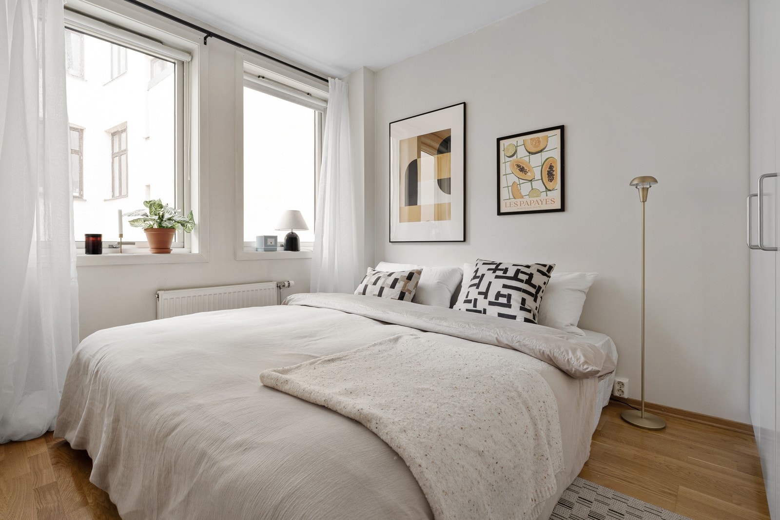 Soverommet er romslig og vender mot rolig bakgård Galleribilde