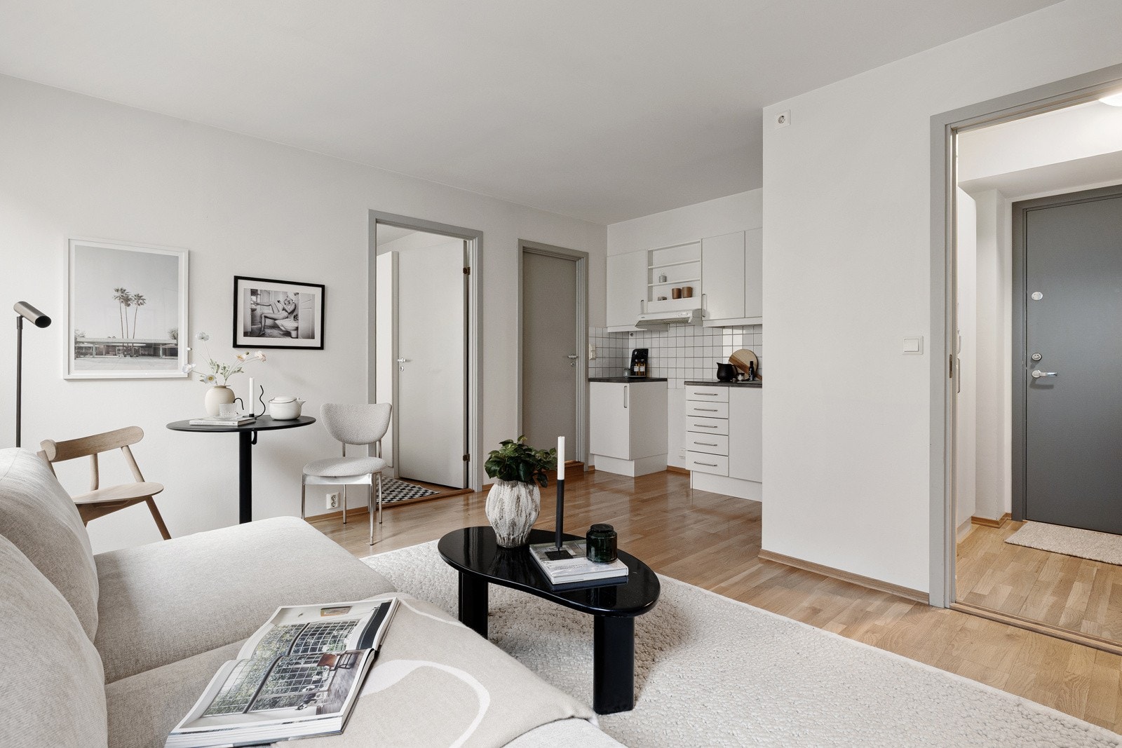 Leiligheten ligger godt plassert i byggets andre etasje, med heisadkomst direkte opp Galleribilde