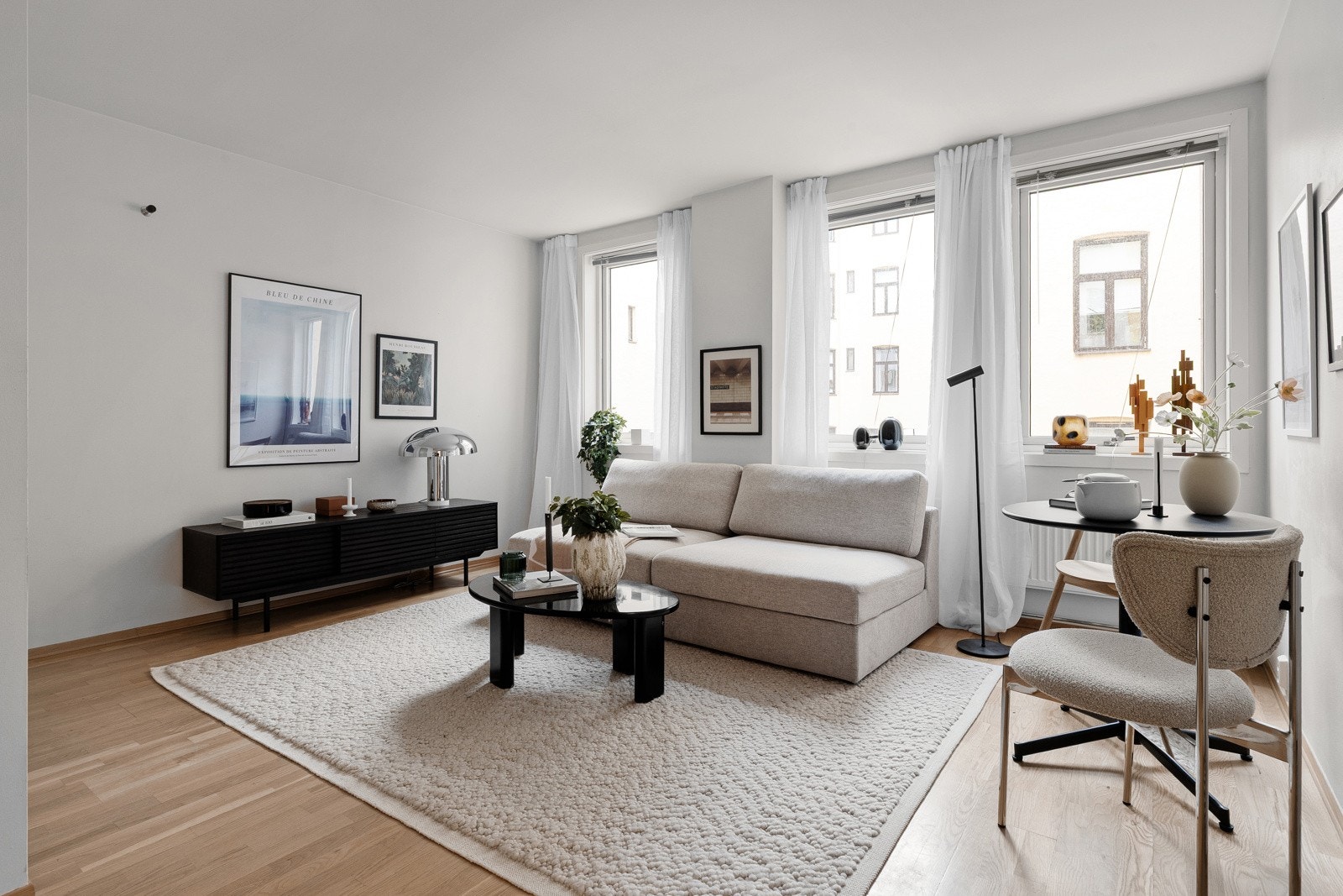 Store og flere vindusflater gir godt lysinnslipp og en behagelig atmosfære. Galleribilde