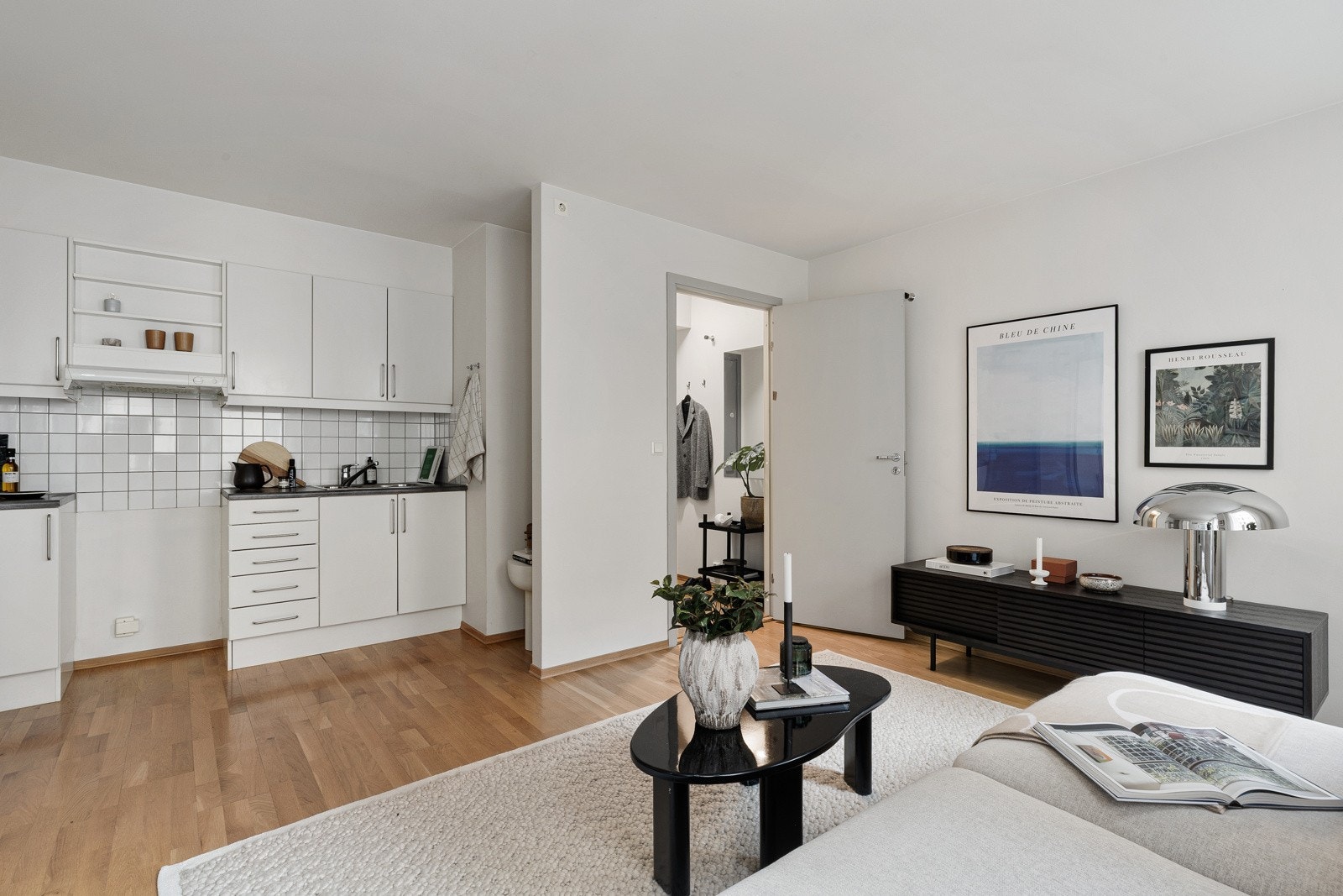 Stuen har en romslig og praktisk utforming i åpen forbindelse med kjøkkenet Galleribilde