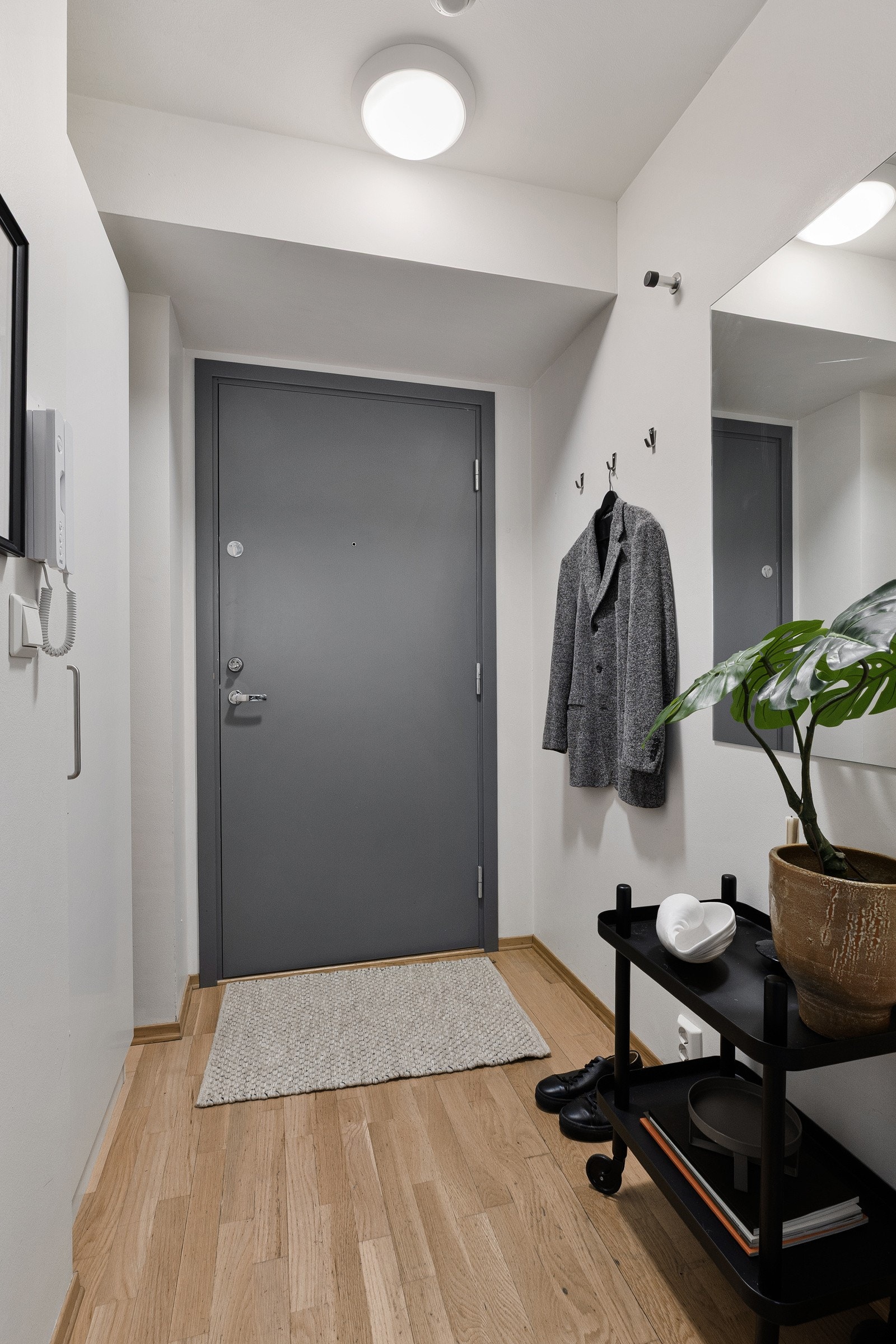 Entréen fremstår praktisk og komfortabel, med et plassbygd garderobeskap og rom for ytterligere knagger ved behov Galleribilde