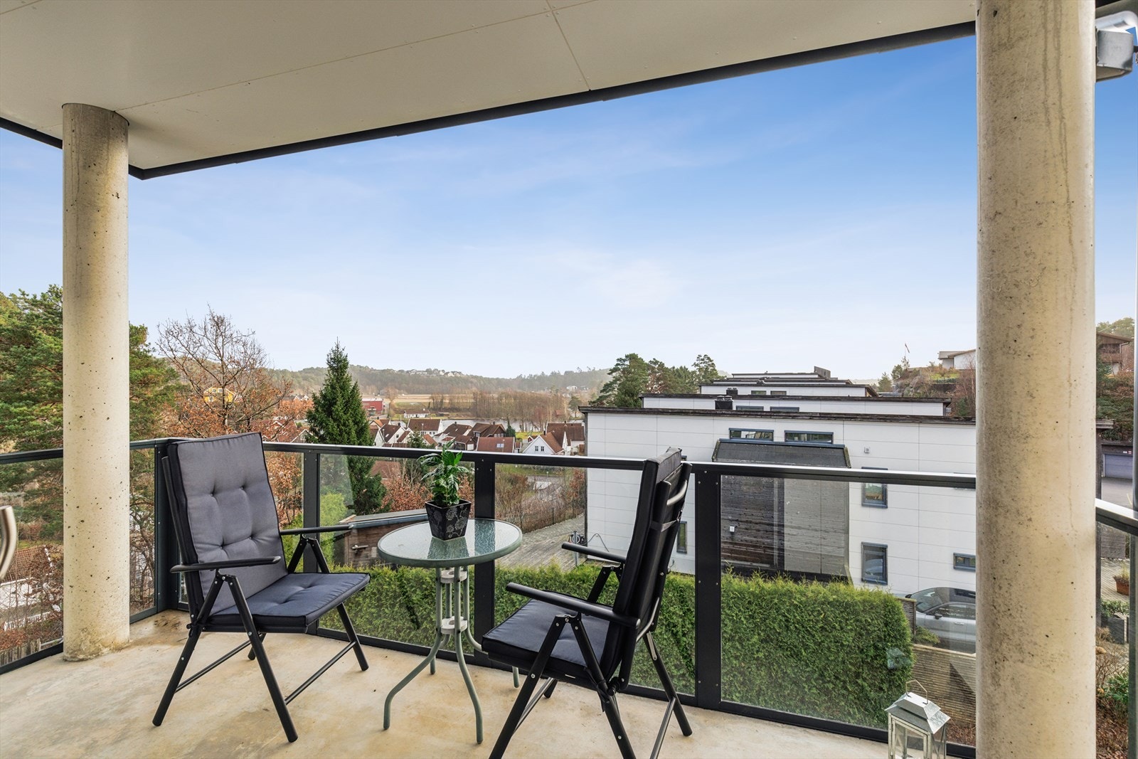 Flott og luftig utsikt ned mot elva Galleribilde