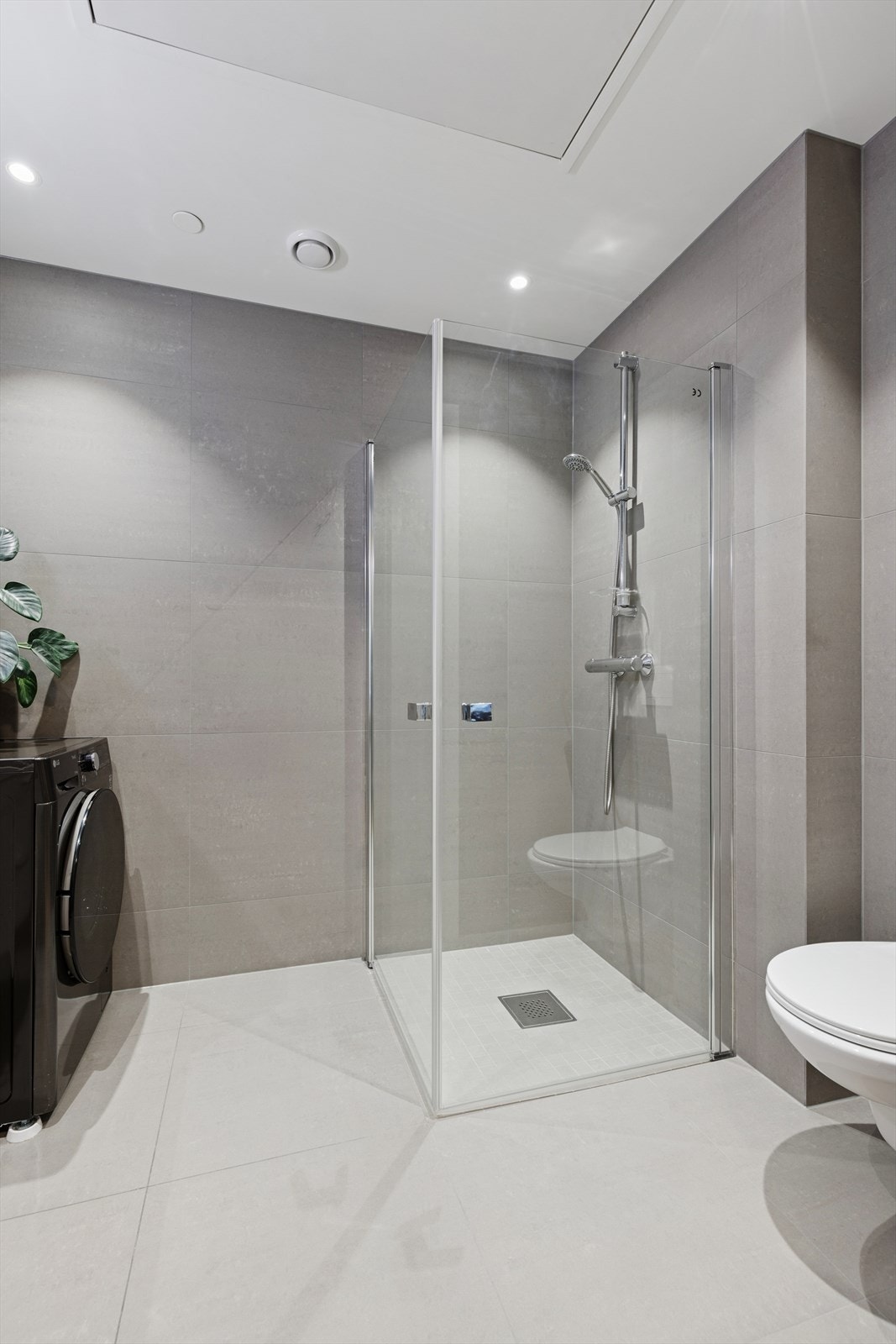 Opplegg til vaskemaskin, dusjnisje, vegghengt toalett og servant Galleribilde