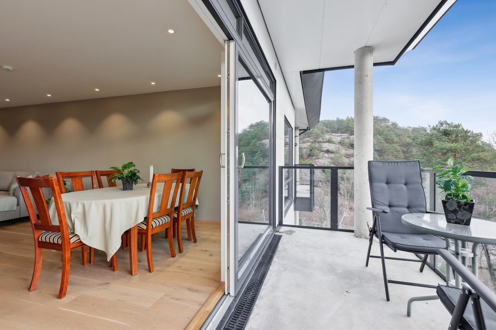 Her kan man nyte en god kopp kaffe i sola Galleribilde