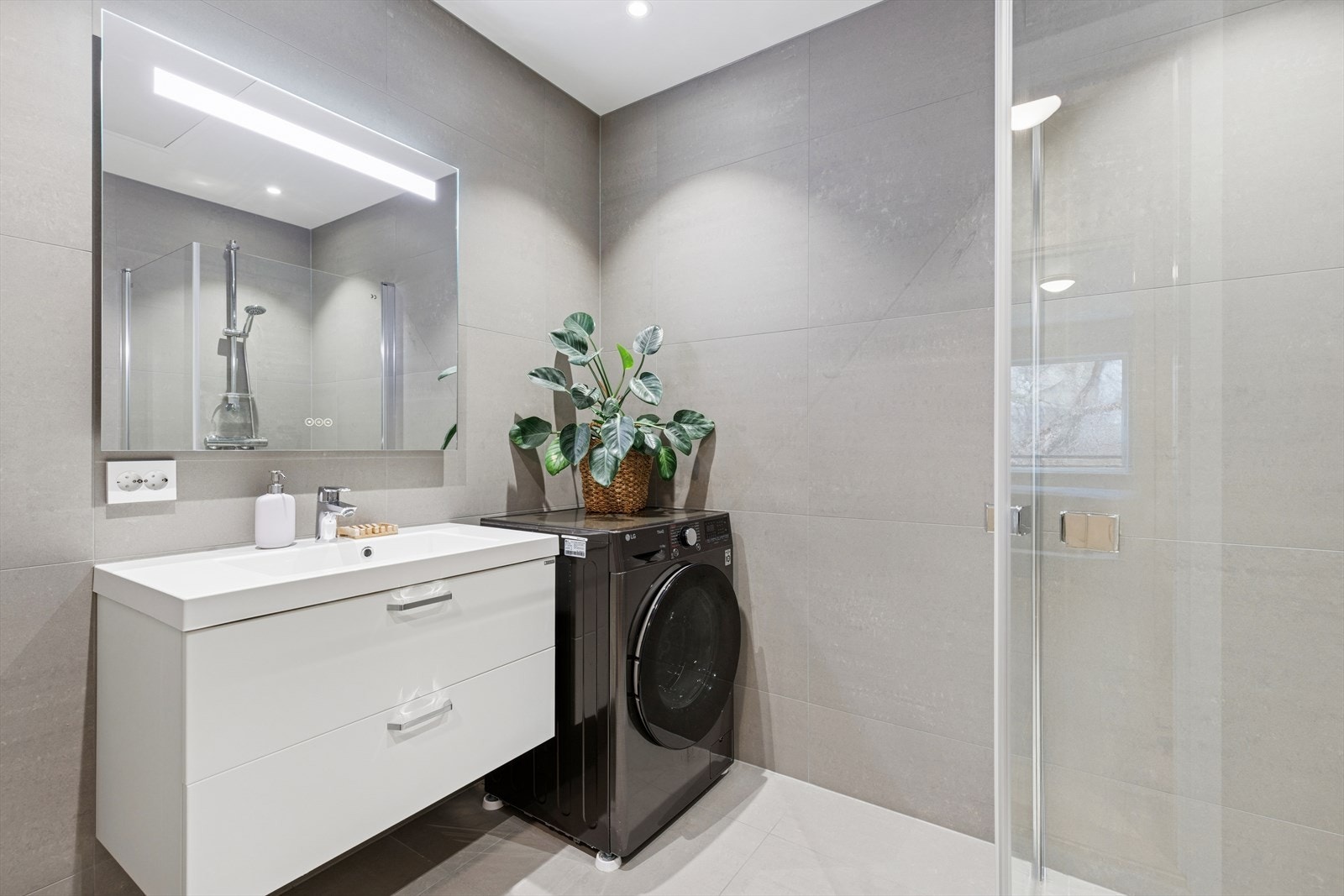 Bad tilhørende hovedsoverommet med fliser på gulv og vegger Galleribilde