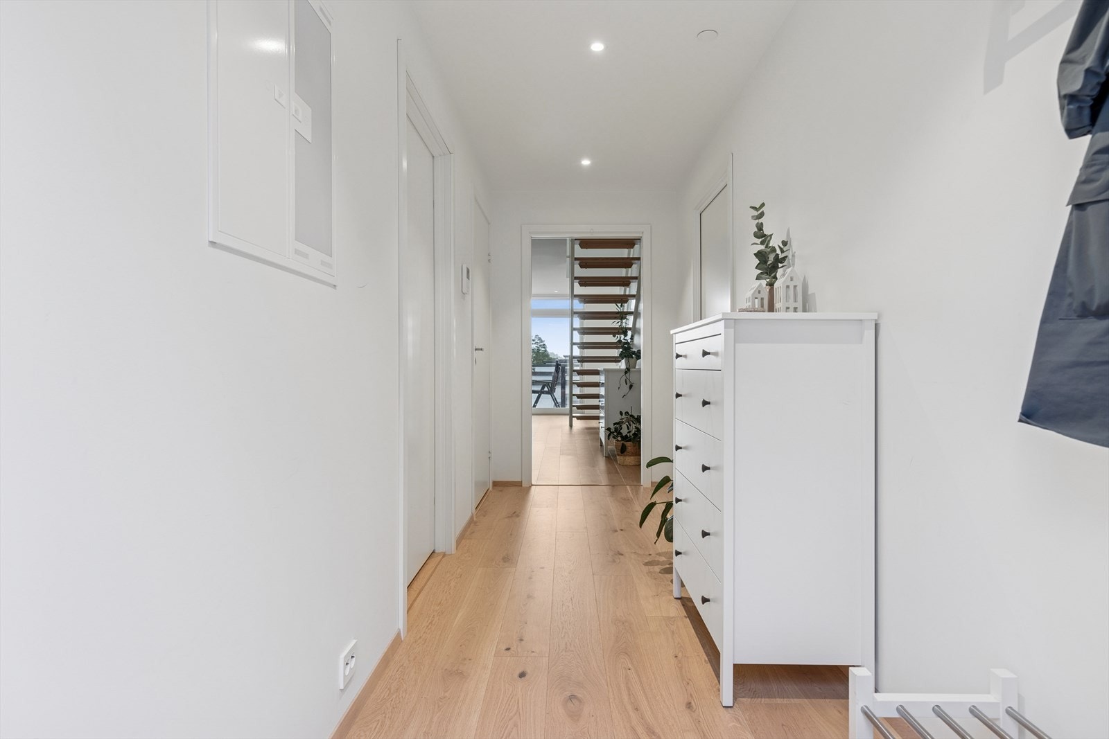 Entré med plass til å henge fra seg og kommode/skap Galleribilde