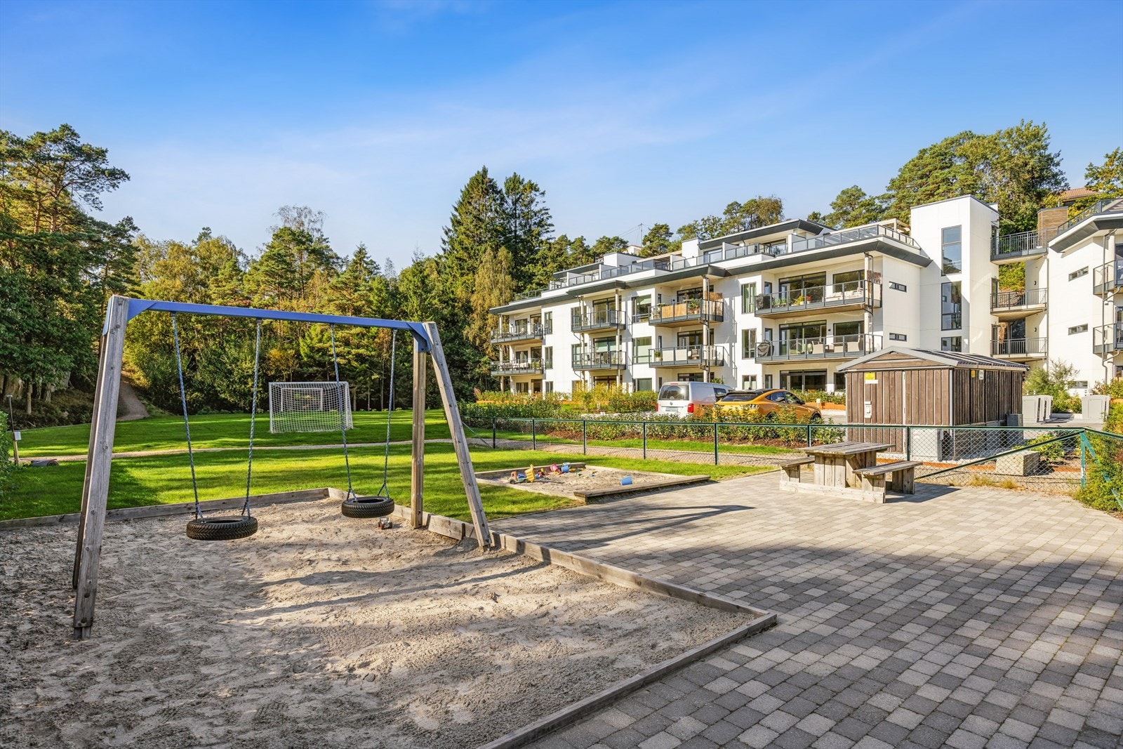 Nærområde med balløkken og lekeplass Galleribilde