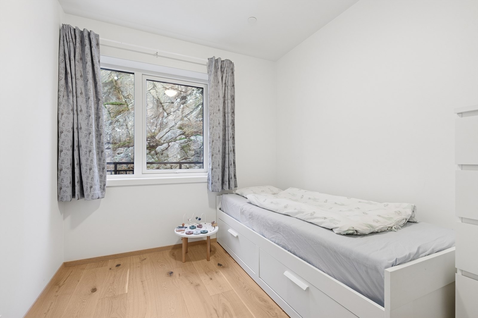 Soverom nummer 2 - Samme pene gulv som går igjennom hele leiligheten Galleribilde