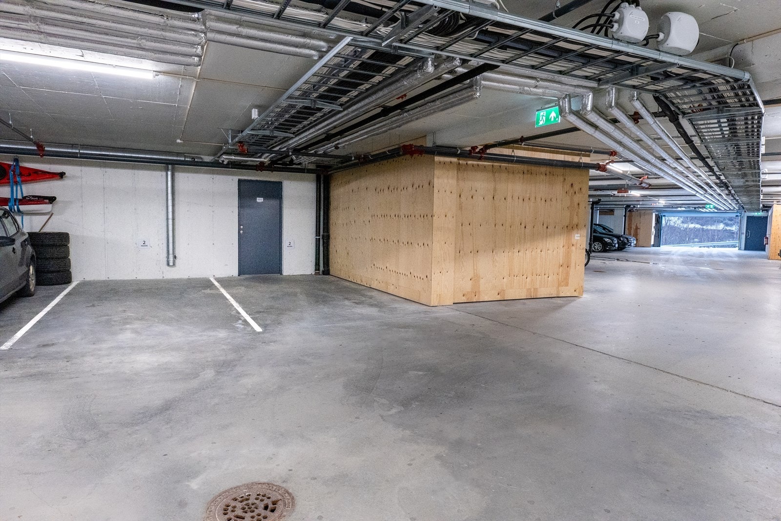 Garasje markert med nummer 2. Det er 2 gode parkeringer som ligger vedsiden av hverandre Galleribilde