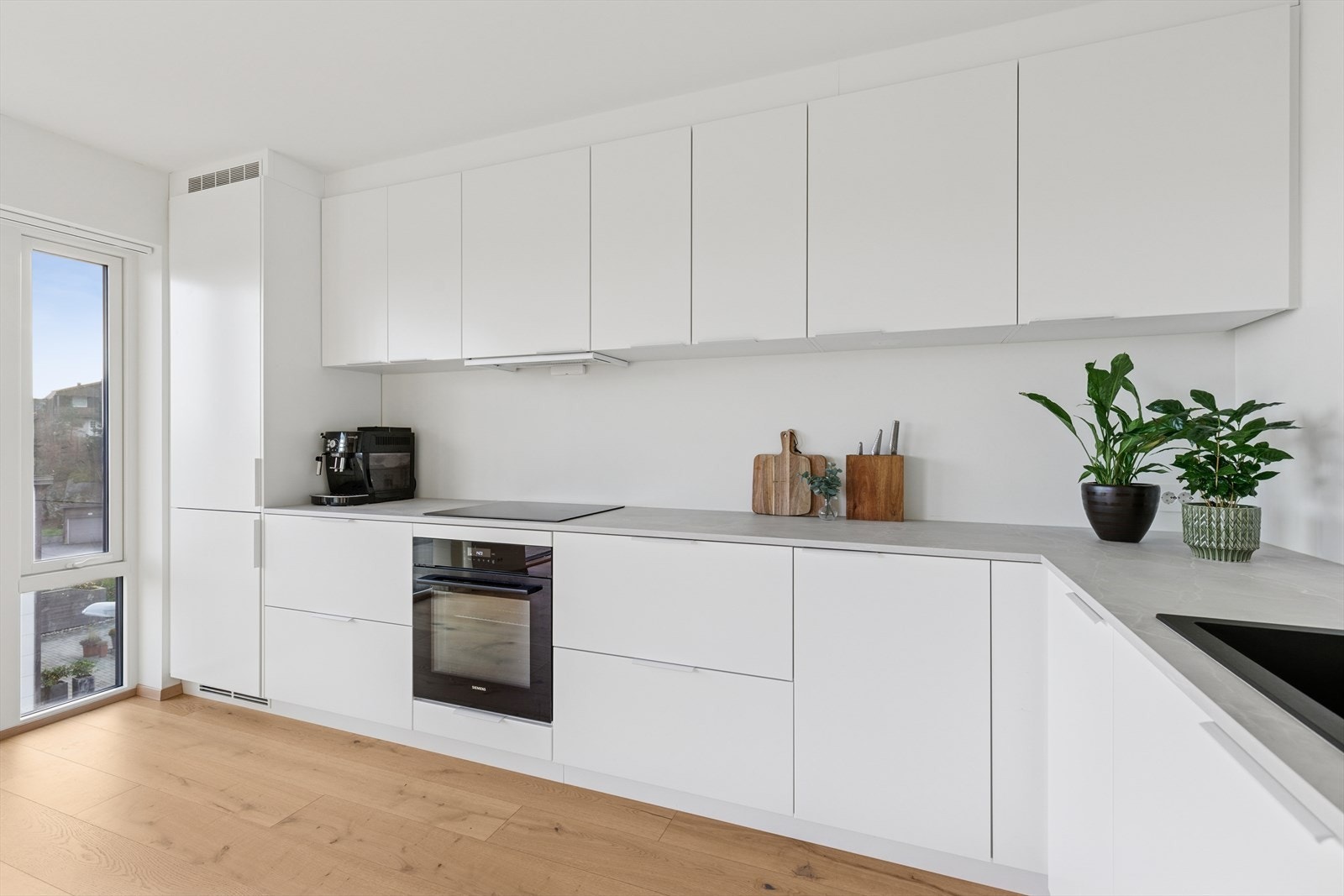 Integrerte hvitevarer medfølger i salget. Vindu inn til kjøkken gir et naturlig og behagelig lys Galleribilde