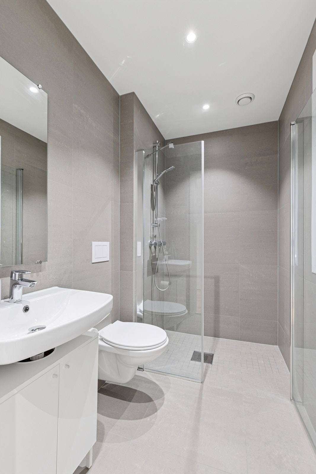 Baderom nummer 2. Fliselagt gulv og vegger Galleribilde