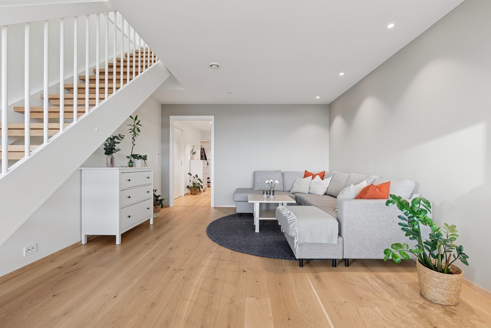 Stuen er romslig og det er plass til både sittegruppe og spisebord Galleribilde