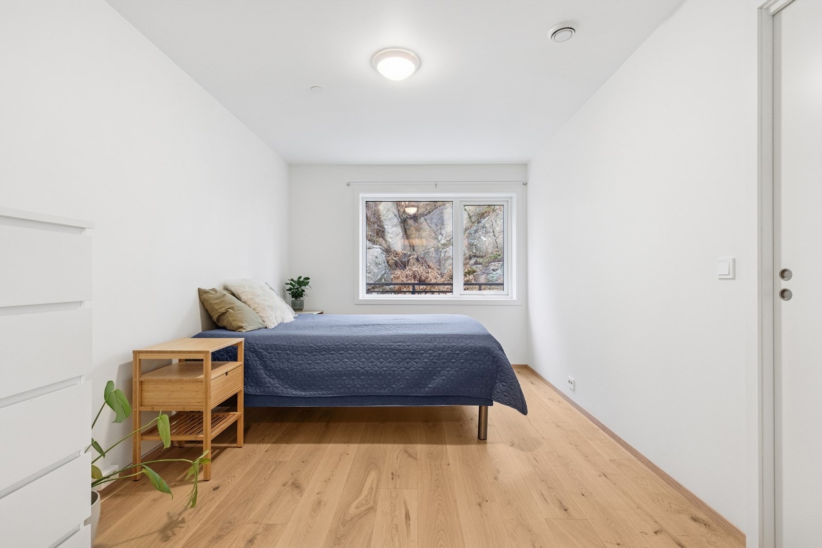 Hovedsoverom med god plass til stor dobbeltseng, nattbord og garderobe Galleribilde