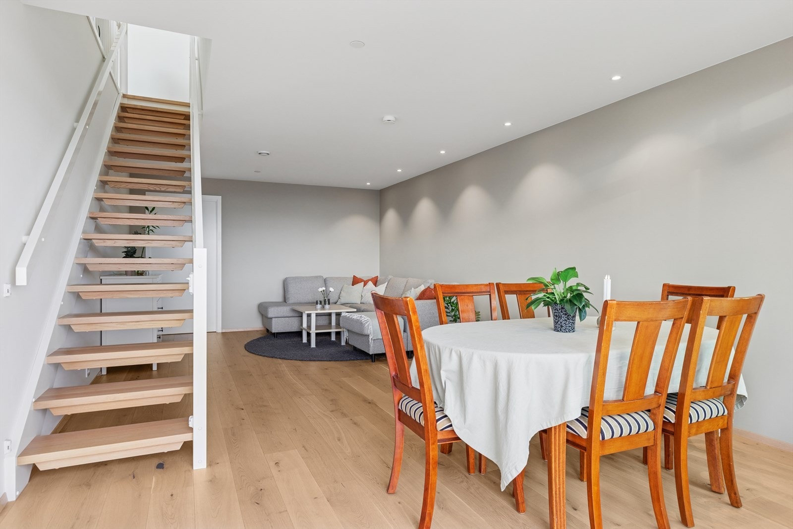 Flott enstavs gulv og spotter i taket Galleribilde