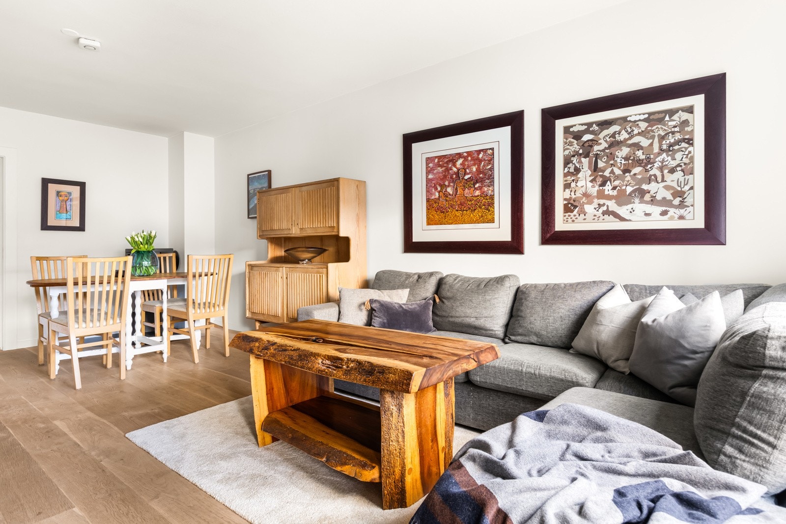 Stuen har plass til både salong og spisegruppe. Det er pen enstavs parkett på gulvet. Galleribilde