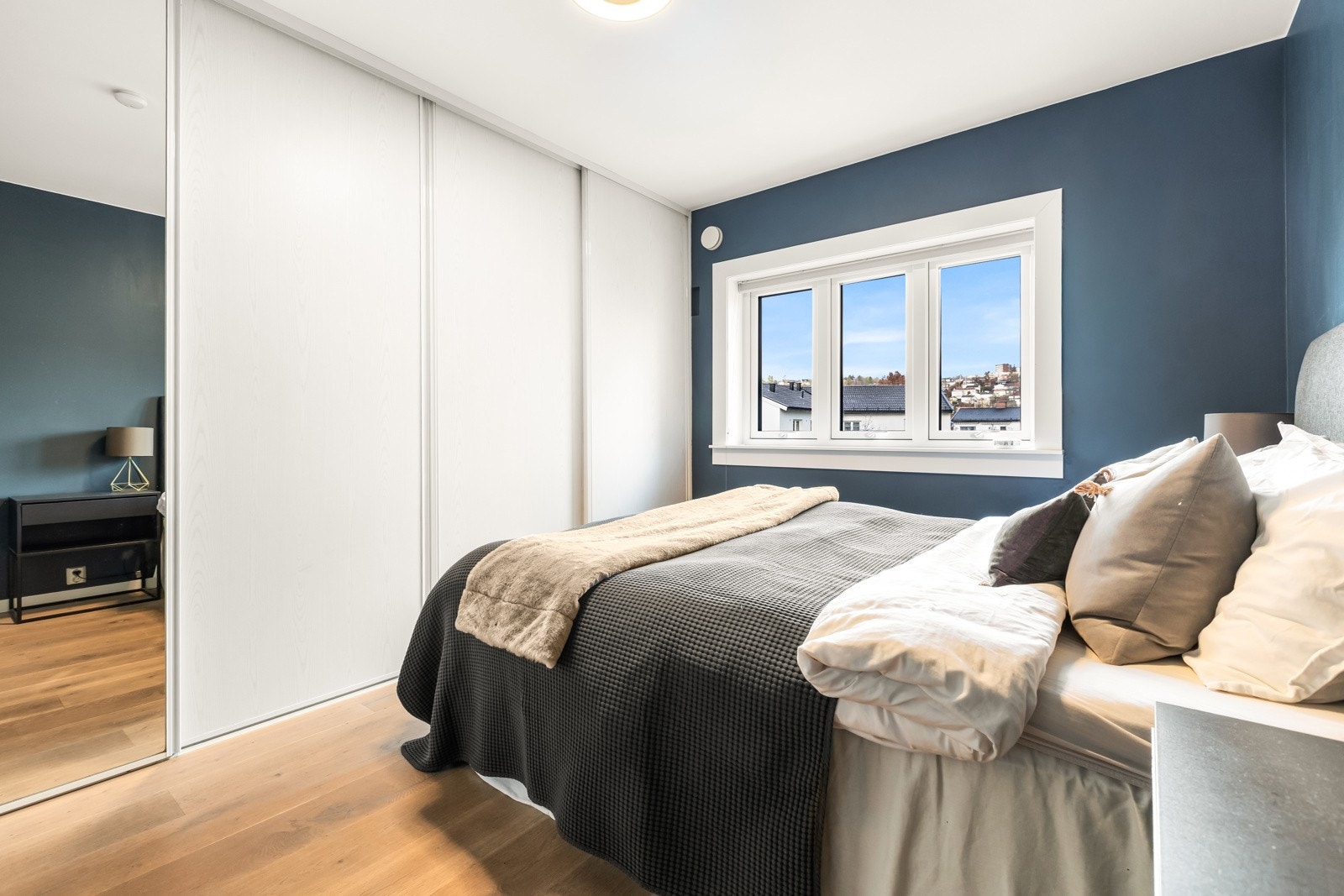 Hovedsoverommet er 12,5 kvm og har garderobeskap langs en hel vegg. Rommet har vindu vendt mot nord. Galleribilde