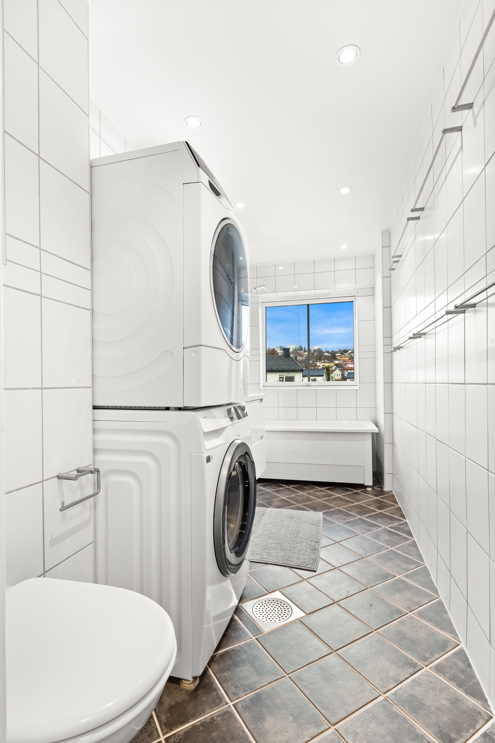 Et pent flislagt bad som ble pusset opp i 2006 i regi av borettslaget med bl.a. gulvvarme, nye vann- og avløpsrør, sluk og innredning. Galleribilde