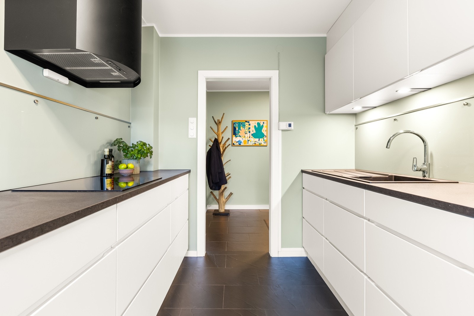 Kjøkkenet har moderne innredning med benkeplate av laminat og integrerte hvitevarer. Gulvet er flislagt og har varmekabler. Galleribilde