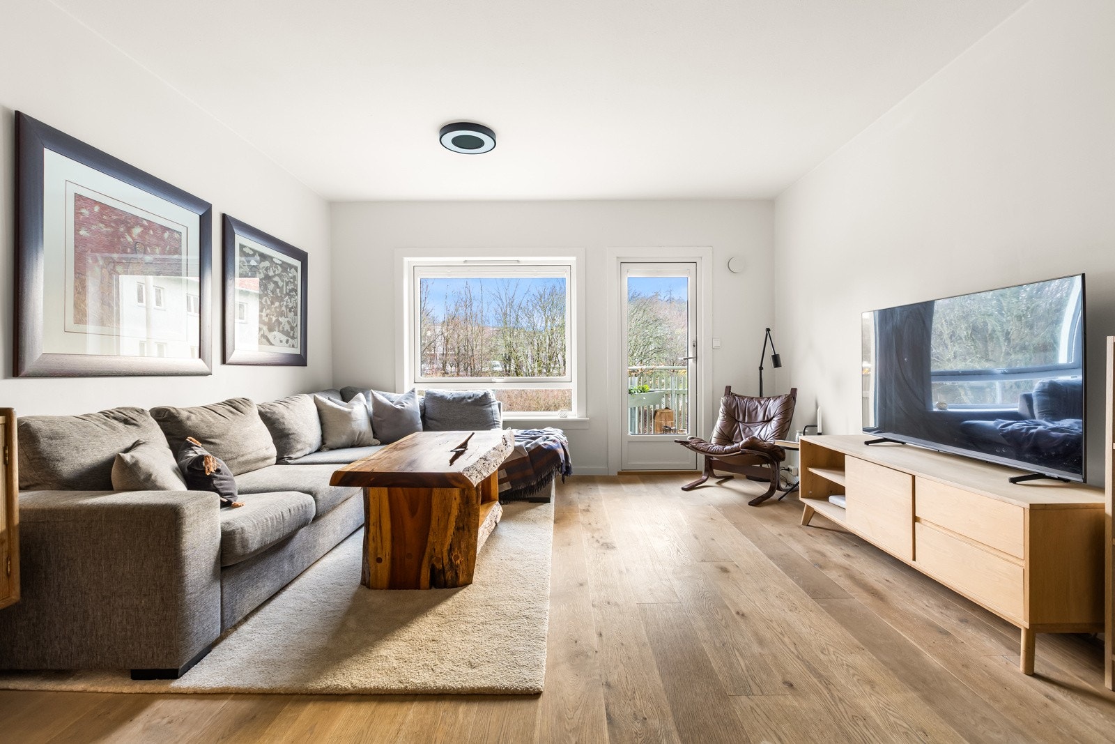 Stuen har vinduer og balkongdør mot syd. Galleribilde