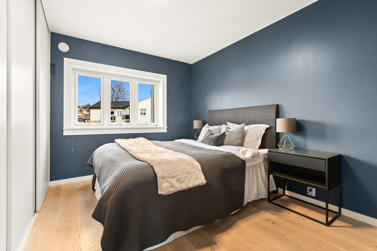 Leiligheten har tre gode soverom med store vinduer som gir godt lys. Galleribilde