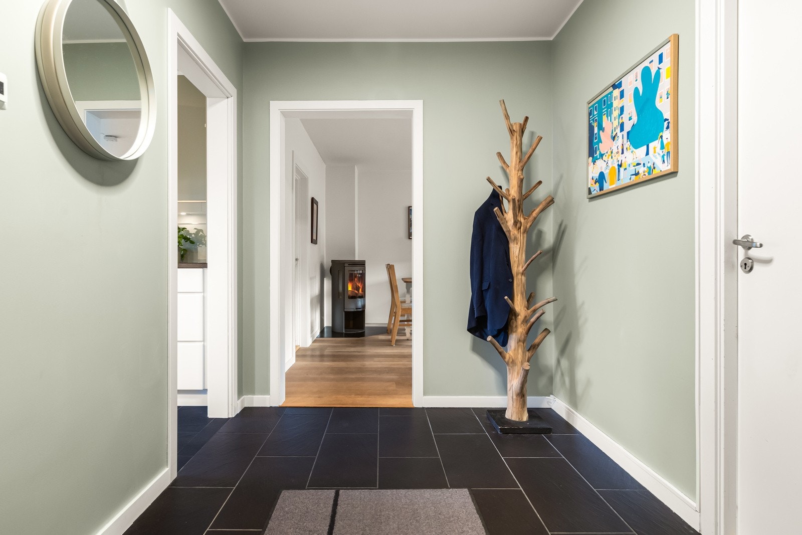 Entréen har flislagt gulv med varmekabler. Galleribilde