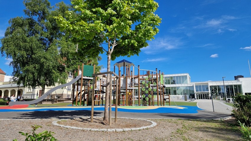 Det er kort vei til populære Tåsen barneskole og barnehage. Det kryr av barn i borettslaget og omkringliggende boligkompleks som tar følge til den populære skolen. Galleribilde